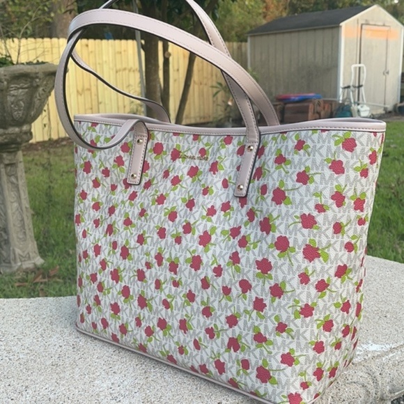 Micheal kors tote - Picture 4 of 7